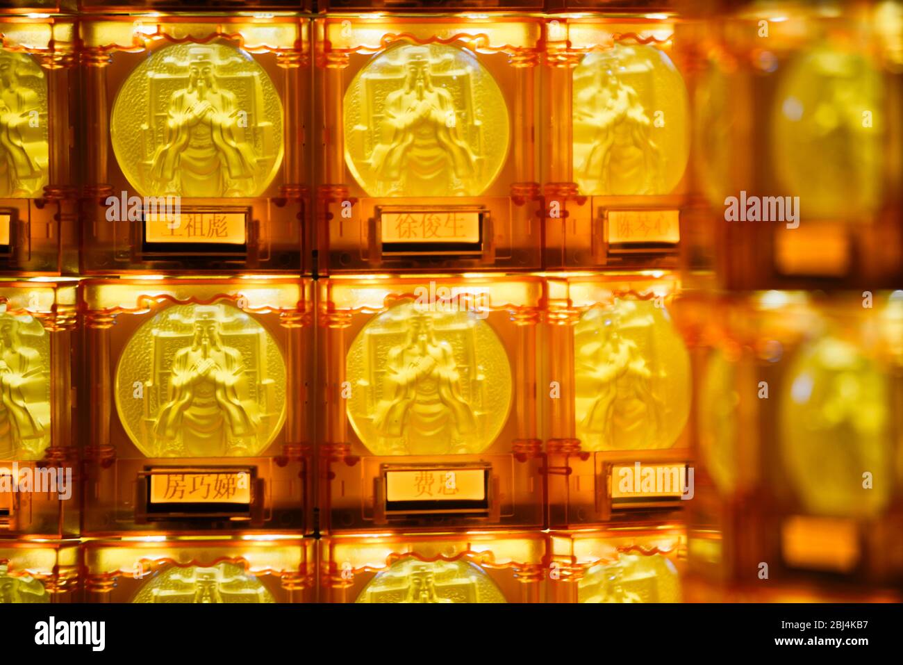 Goldene Münzen im City God Tempel von Shanghai (China) Stockfoto
