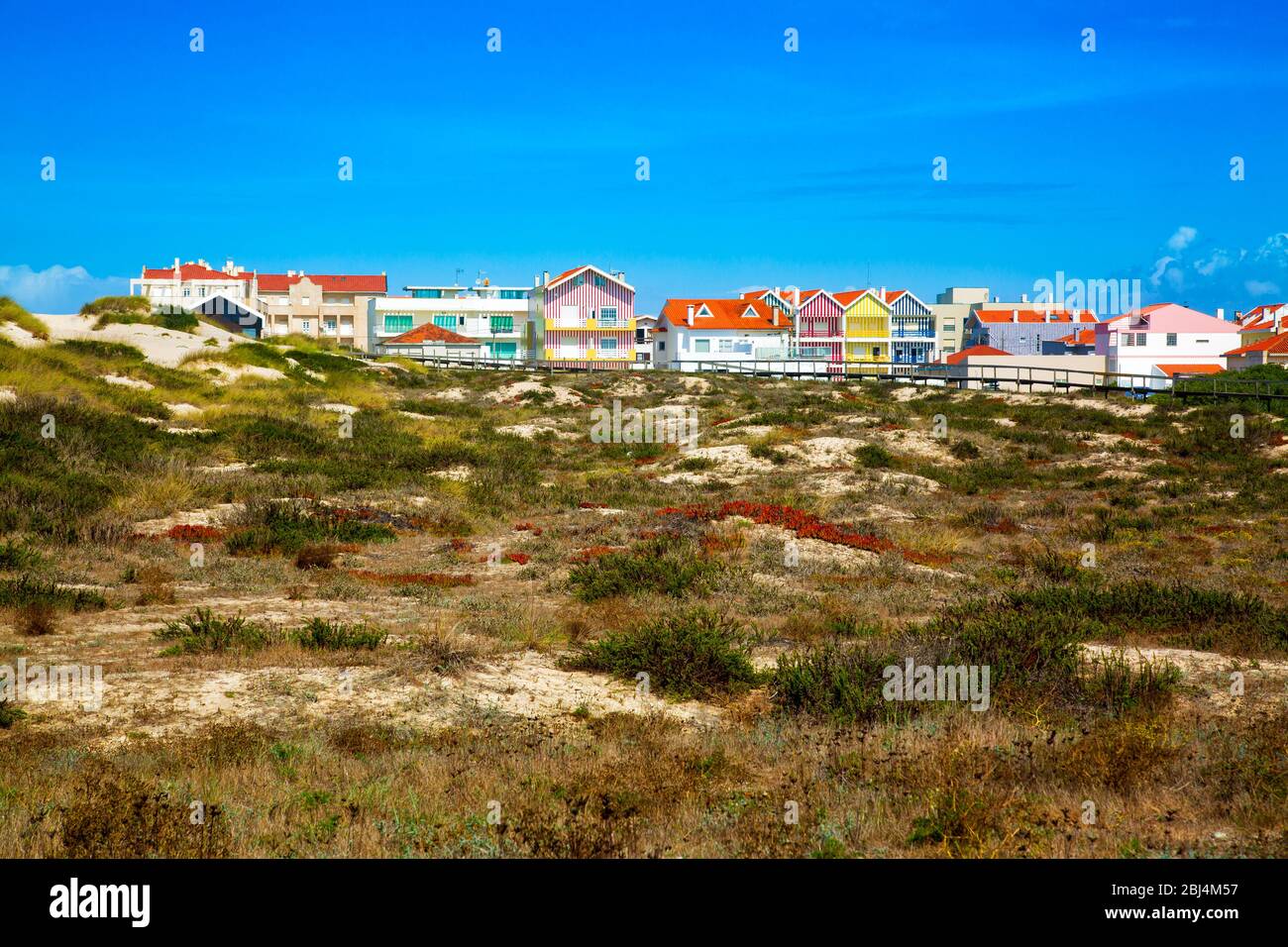 Costa Nova, Portugal: Bunt gestreifte Strandhäuser namens Palheiros an der Atlantikküste bei Aveiro. Stockfoto