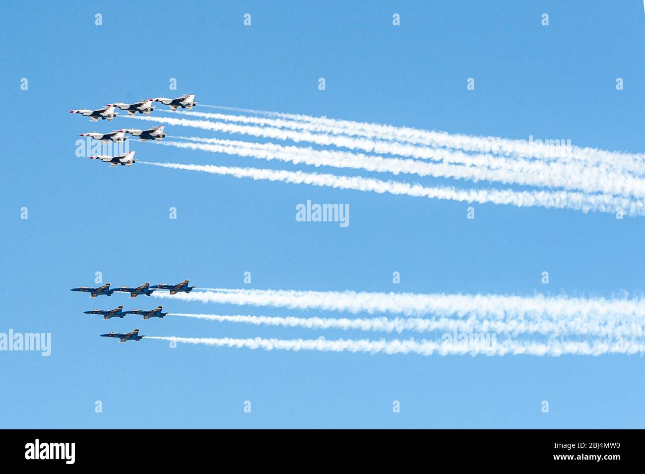 Am 28. April 2020 grüßend, fliegen Blue Angels und Thunderbirds die Frontlinienarbeiter für ihre Arbeit, die COVID-19 bekämpft, über den Himmel von New York City und Newark. (Foto Gabriele Holtermann-Gorden/Sipa USA) Quelle: SIPA USA/Alamy Live News Stockfoto