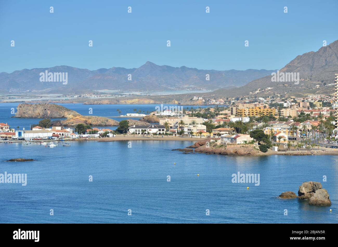 Die Küste von Mazarrón mit Blick vom Hafen in Richtung Playa Grande, Bahia und Bolnuevo. Murcia, Spanien. Stockfoto