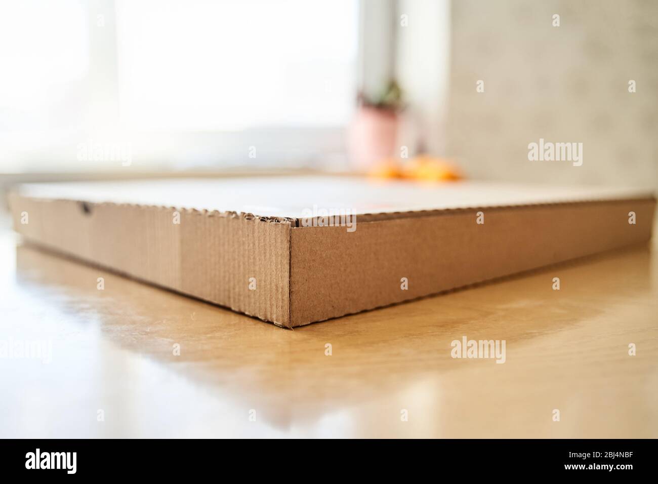 Brauner Pappkarton Pizza Pappschachtel isoliert auf dem Tisch. Stockfoto