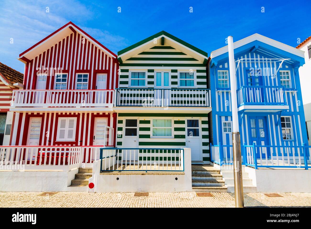 Costa Nova, Portugal: Bunt gestreifte Häuser genannt Palheiros im Strandresort an der Atlantikküste in der Nähe von Aveiro. Stockfoto
