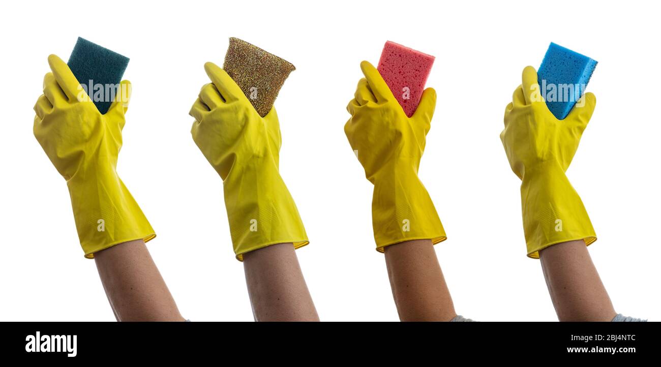 Reinigungsschwämme, die Hand halten und vor weißem Hintergrund isoliert sind. Sauberer Gummihandschuh mit verschiedenen Schwämmen Collage. Stockfoto