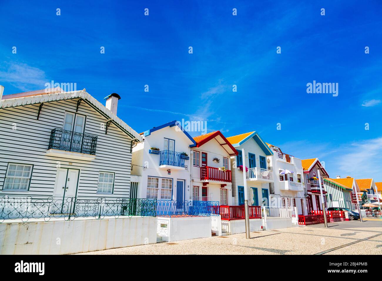 Costa Nova, Portugal: Bunt gestreifte Häuser genannt Palheiros im Strandresort an der Atlantikküste in der Nähe von Aveiro. Stockfoto