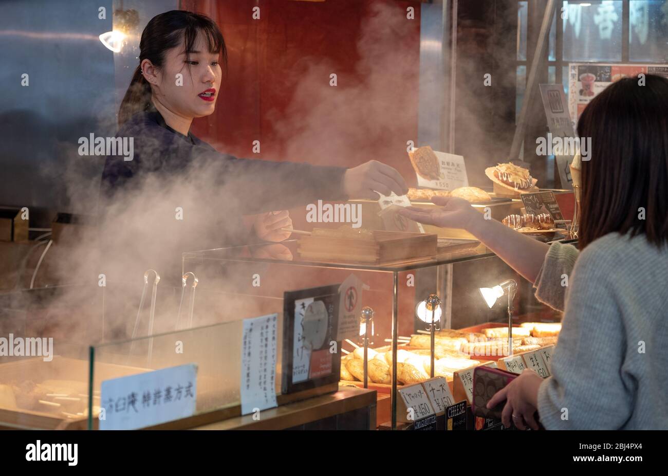Ein Verkäufer auf dem Nishiki Markt auch bekannt als Kyotos Küche Verkauf von Lebensmitteln Stockfoto