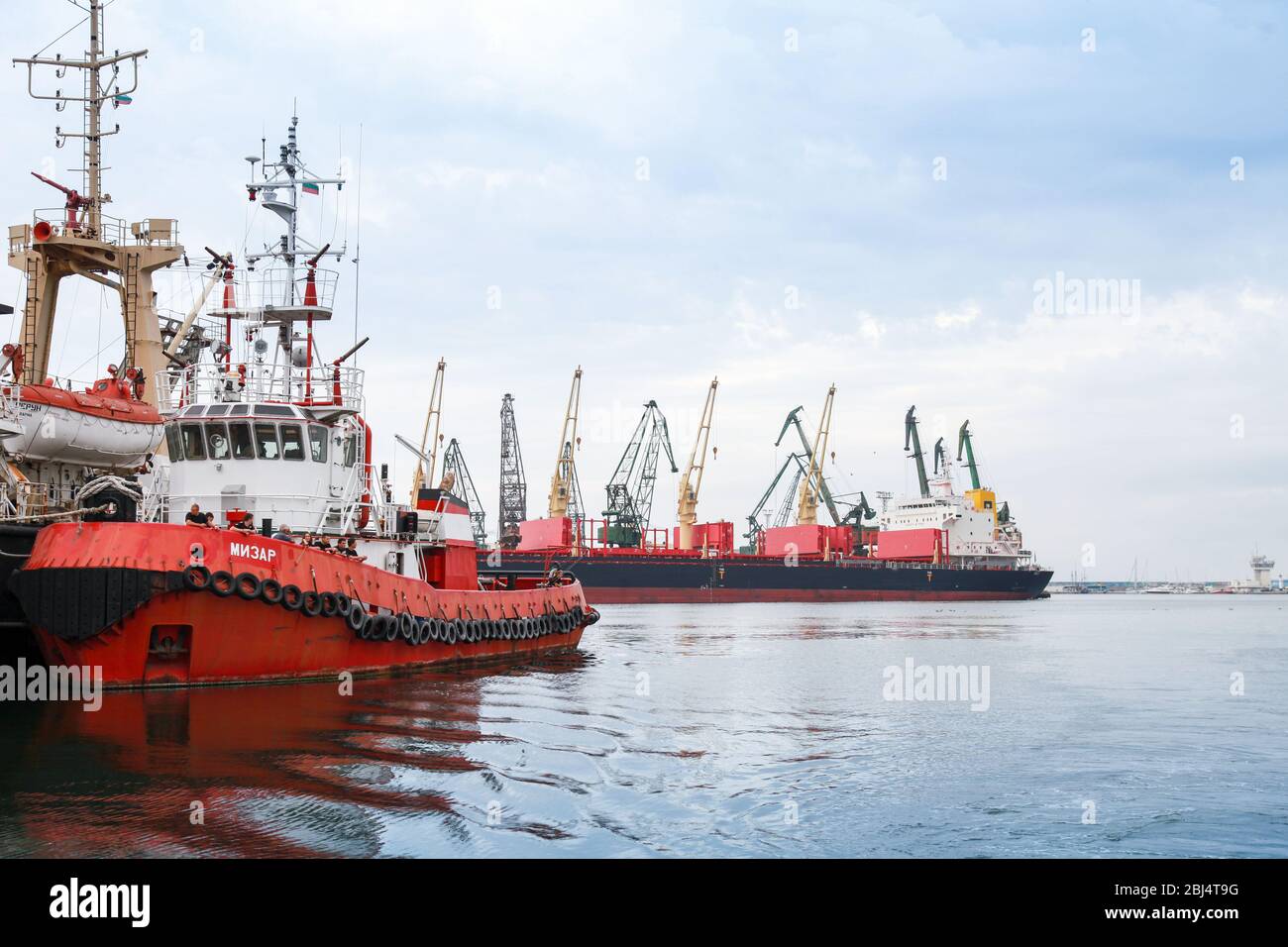 Varna, Bulgarien - 16. Juli 2014 - Rotes Schlepper mit Besatzung liegt im Haupthafen von Varna Stockfoto