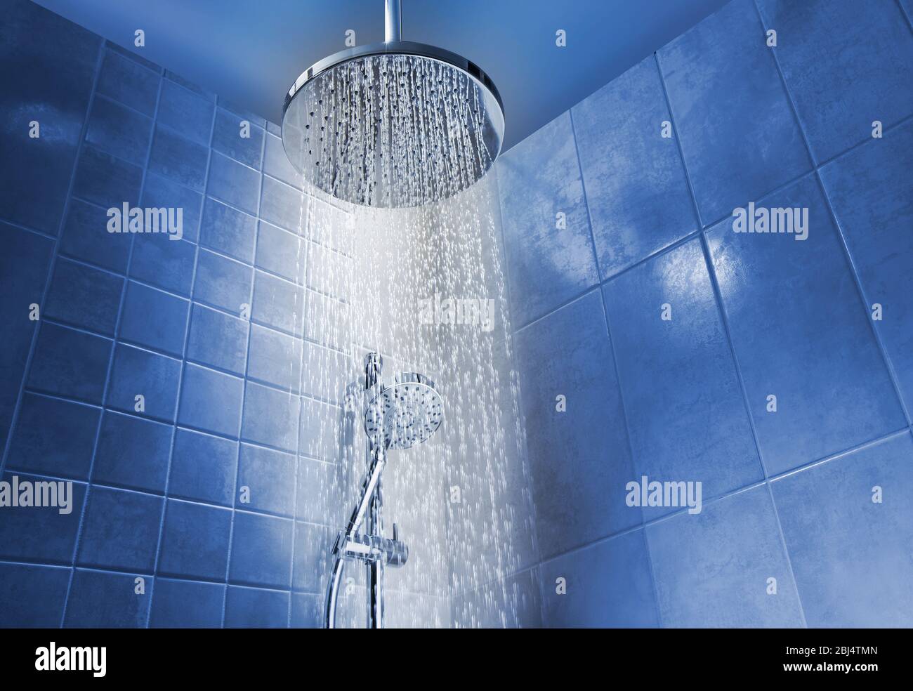 Niedriger Winkel des fließenden Wassers aus dem Duschkopf in einer kühlen farbigen Dusche im Badezimmer Stockfoto