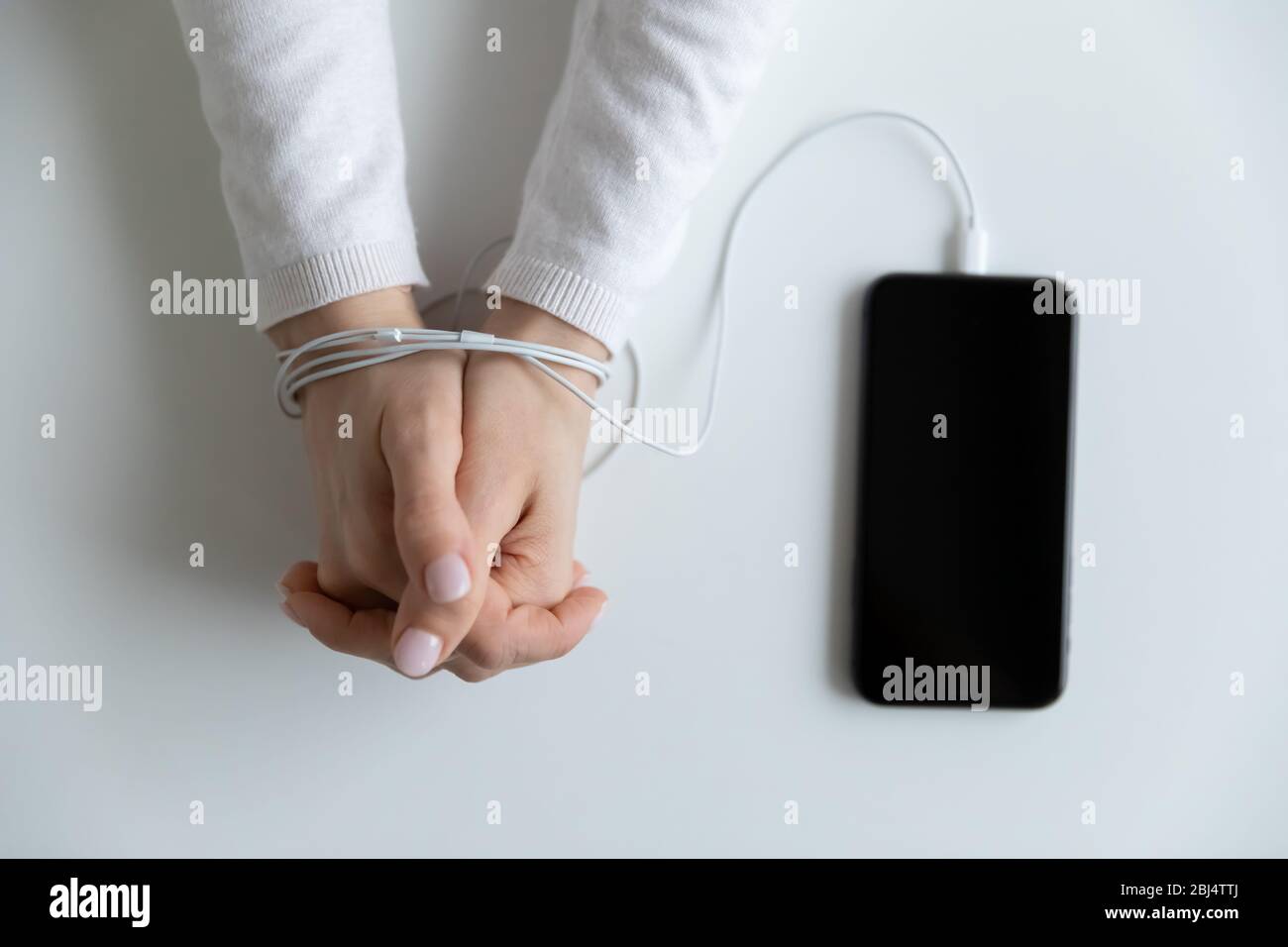 Nahaufnahme der Frau gebunden süchtig auf Smartphone-Gadget Stockfoto