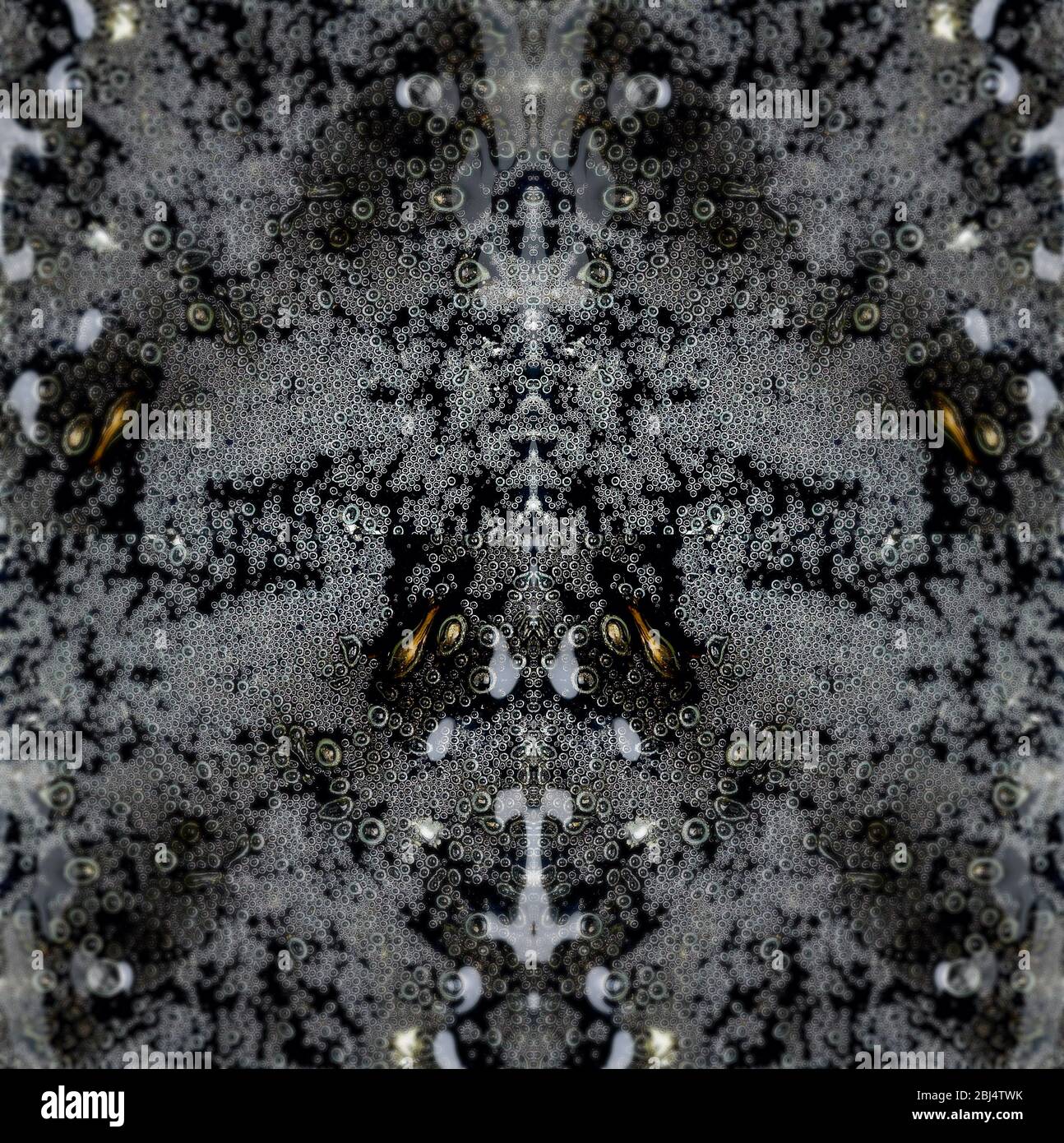 Quadratische Aufnahme von Design aus Wassertropfen auf schwarzer Oberfläche Stockfoto