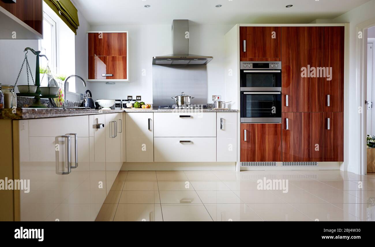 Moderne Einrichtung einer großen Küche mit modularen Möbeln in weißer Farbe Stockfoto