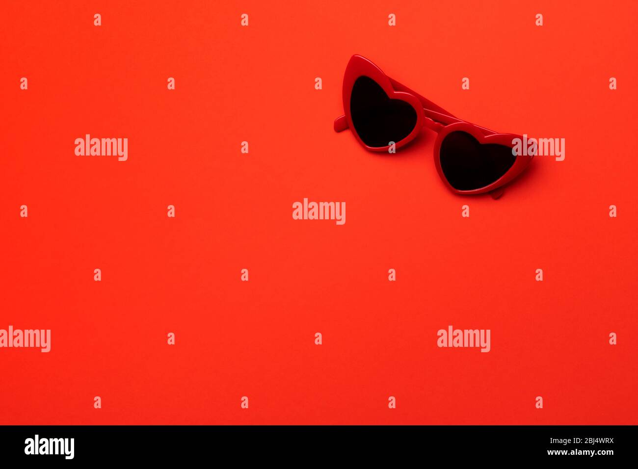 Flach legen Top Ansicht minimale Zusammensetzung mit Sonnenbrille in Herzform Stockfoto