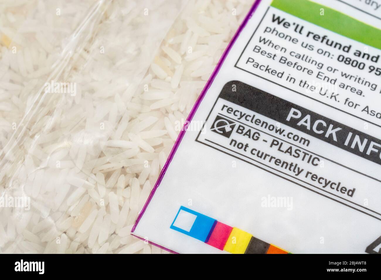 ASDA Lebensmittelkennzeichnung, die den Recyclingstatus von Lebensmittelverpackungen anzeigt. Für Krieg gegen Softplastic, Kunststoff-Recycling, Verpackung Recycling-Informationen, Lebensmitteletiketten. Stockfoto
