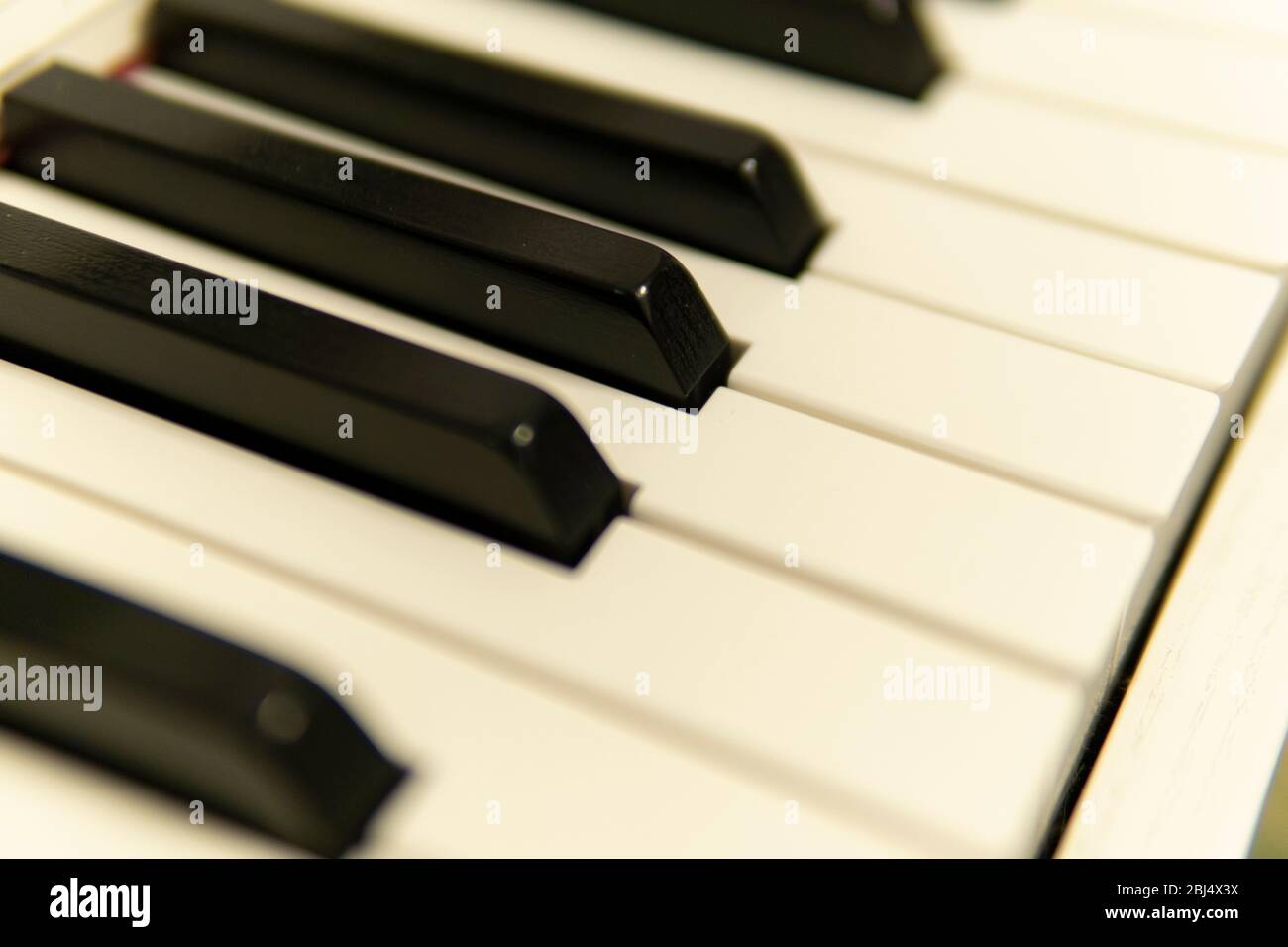 Klavier, Klaviertastatur, weiße Tasten und schwarz für Hintergrundnoten Stockfoto
