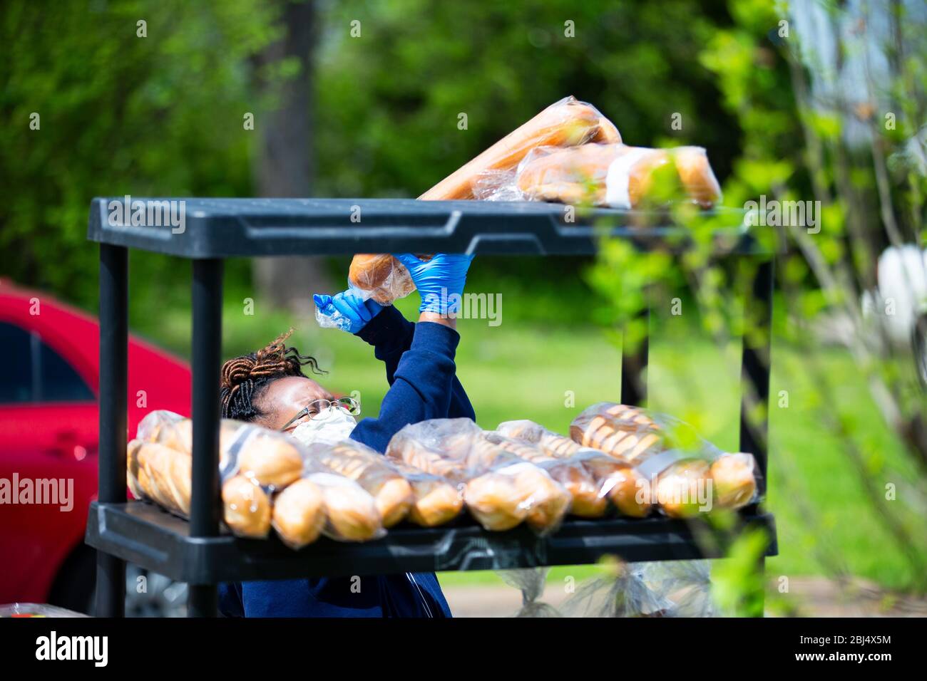 Sherman, TX / Vereinigte Staaten - 1. April 2020: Mitglieder der St. John's Christian Methodist Episcopal Church in Sherman, TX, veranstalten eine Drive-up-Speisekammer. Stockfoto