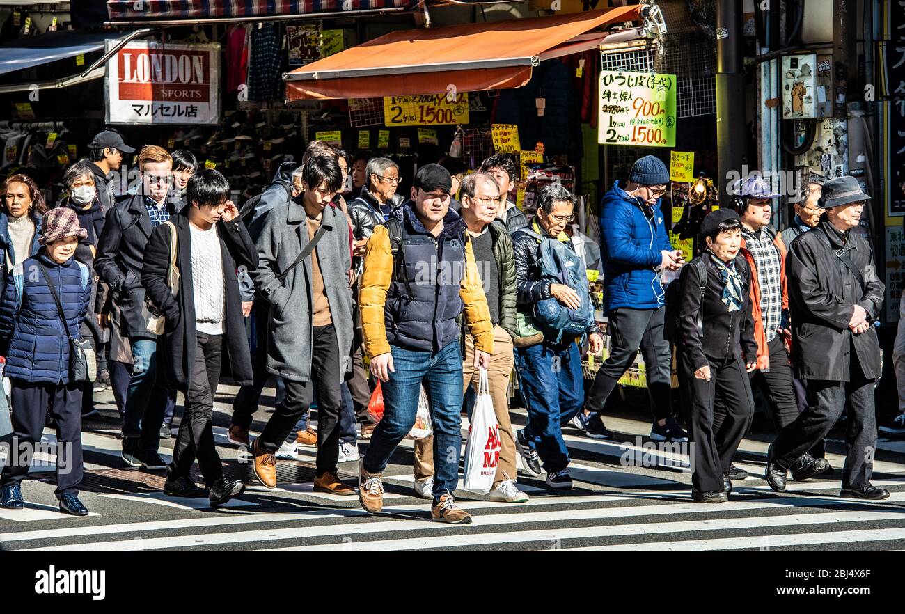 Menschen, die auf dem Ameyoko Markt in Tokio, Japan, spazieren Stockfoto