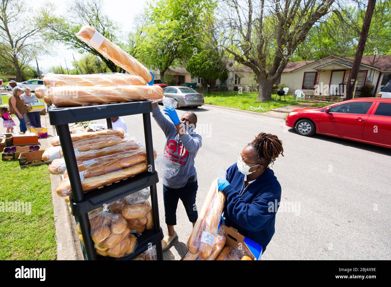 Sherman, TX / Vereinigte Staaten - 1. April 2020: Mitglieder der St. John's Christian Methodist Episcopal Church in Sherman, TX, veranstalten eine Drive-up-Speisekammer. Stockfoto