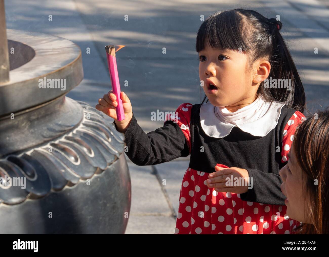 Ein Kind und ihre Mutter räuchern im Shinobazu-no-ike Bentendo Tempel im ueno Park in tokio. Stockfoto