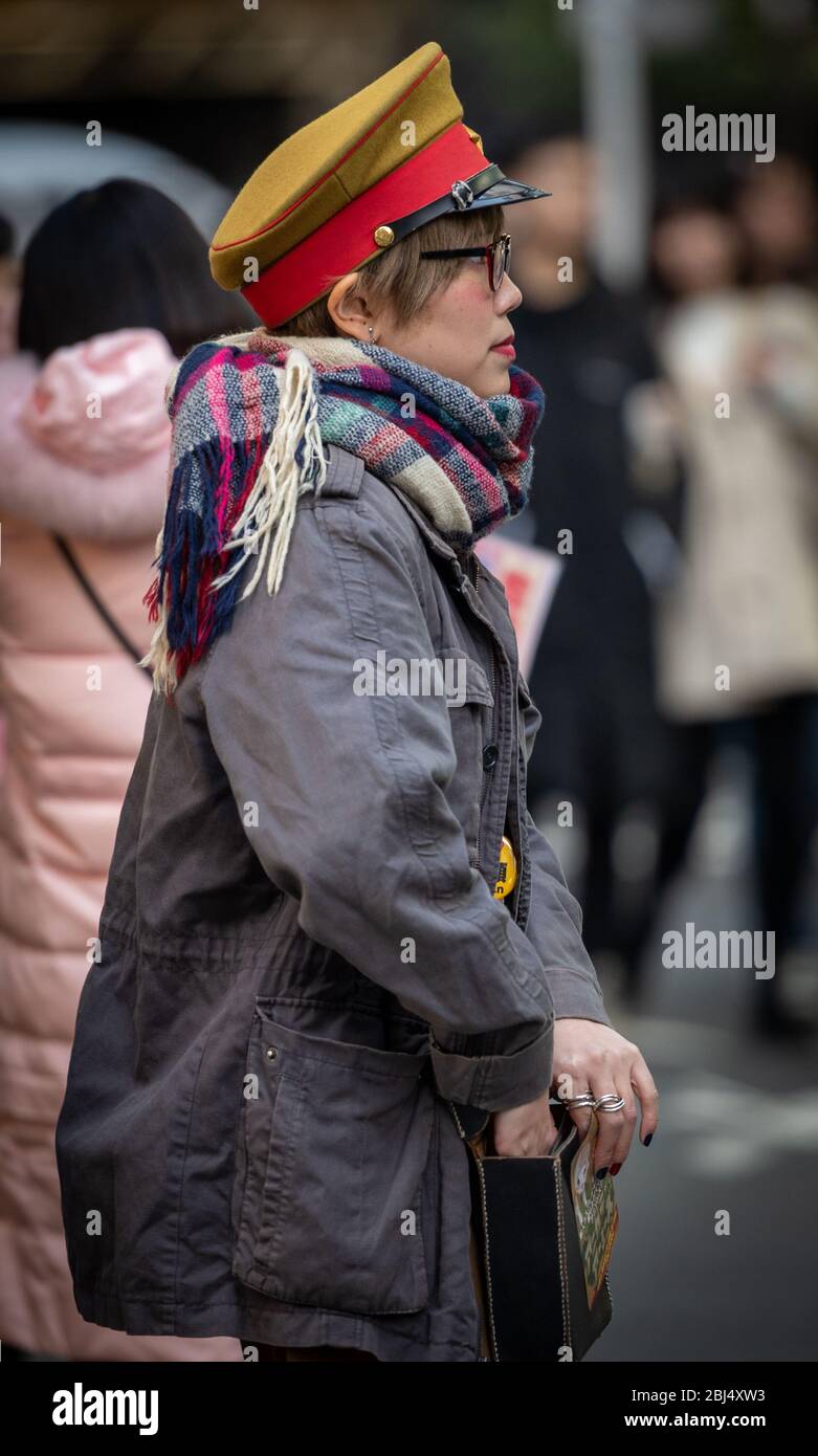 Eine Japanerin mit einzigartigen Stoffen und Hut, die in der Akihabara Straße, Tokio, Japan, spazieren geht Stockfoto