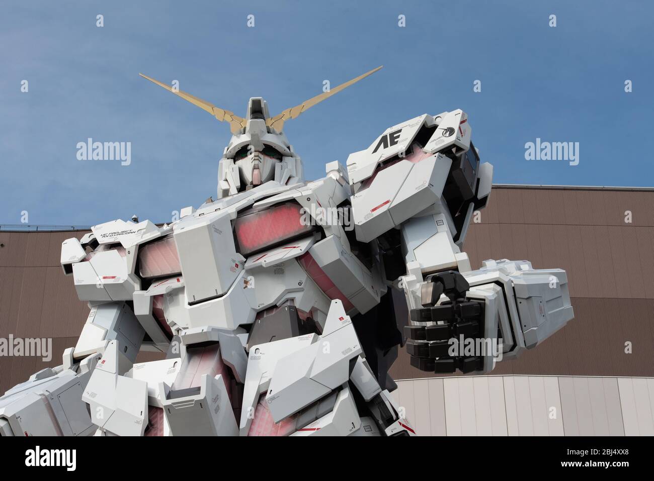 Die Einhorn Gundam Statue, EINE riesige weiße Statue von Kult Sci-Fi Roman & Anime Charakter, mit nächtlicher Musik & Lichter. Vielfalt, Tokyo Plaza, Tokio, Stockfoto
