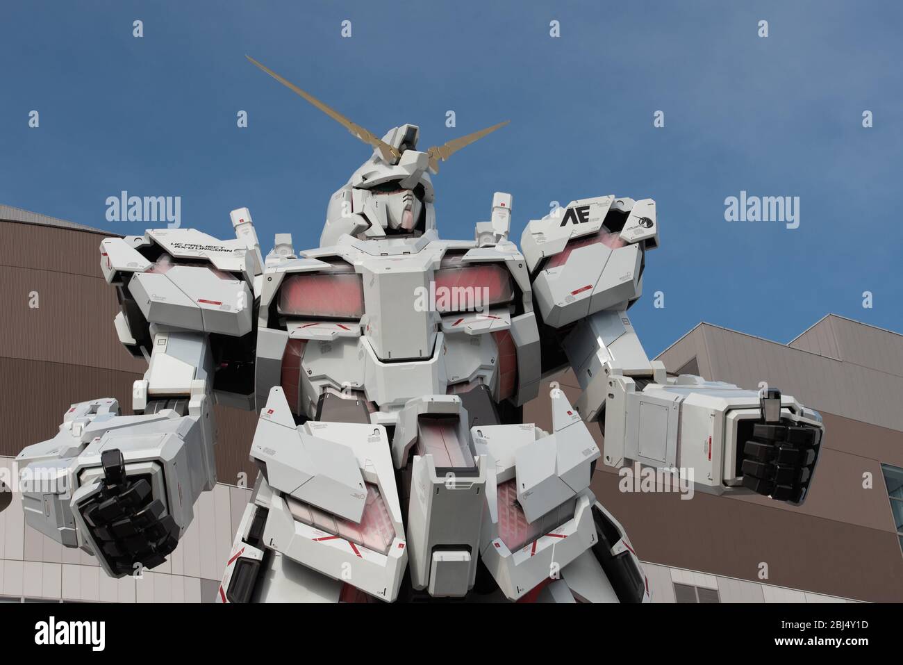 Die Einhorn Gundam Statue, EINE riesige weiße Statue von Kult Sci-Fi Roman & Anime Charakter, mit nächtlicher Musik & Lichter. Vielfalt, Tokyo Plaza, Tokio, Stockfoto
