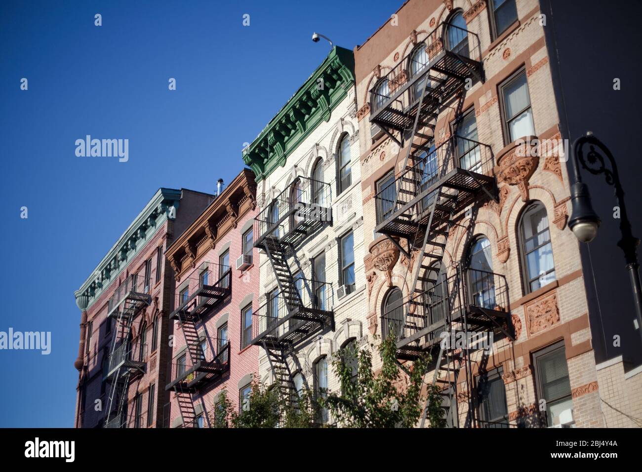 Blick auf alte Mietshäuser in Little Italy in New York City vor blauem Himmel. Stockfoto