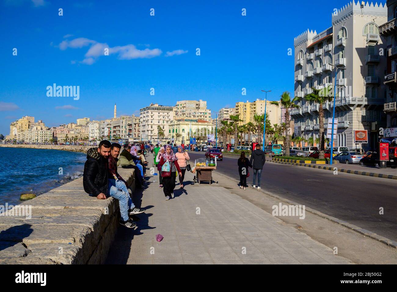 Gemütlicher Spaziergang in der Nachmittagssonne auf der Alexandria Corniche Stockfoto