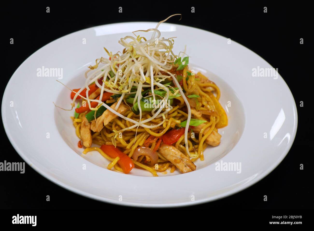 hühnernudel im asiatischen Stil mit Bohnensprossen Stockfoto