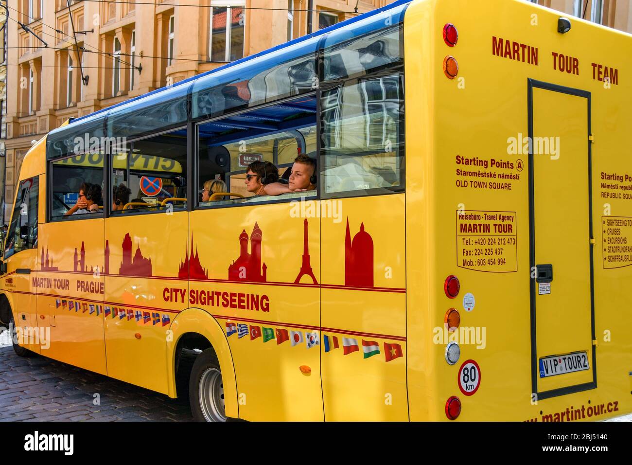 PRAG, TSCHECHISCHE REPUBLIK - JULI 2018: Stadtrundfahrt Bus mit Menschen an Bord im Zentrum von Prag Stockfoto
