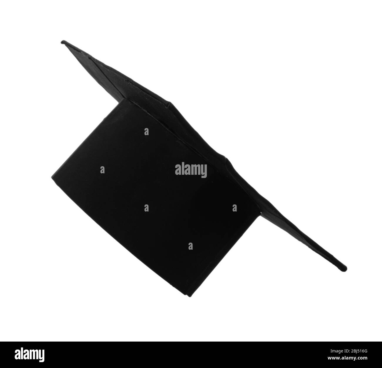 Schwarzer Studentenhut, isoliert auf weiß Stockfoto