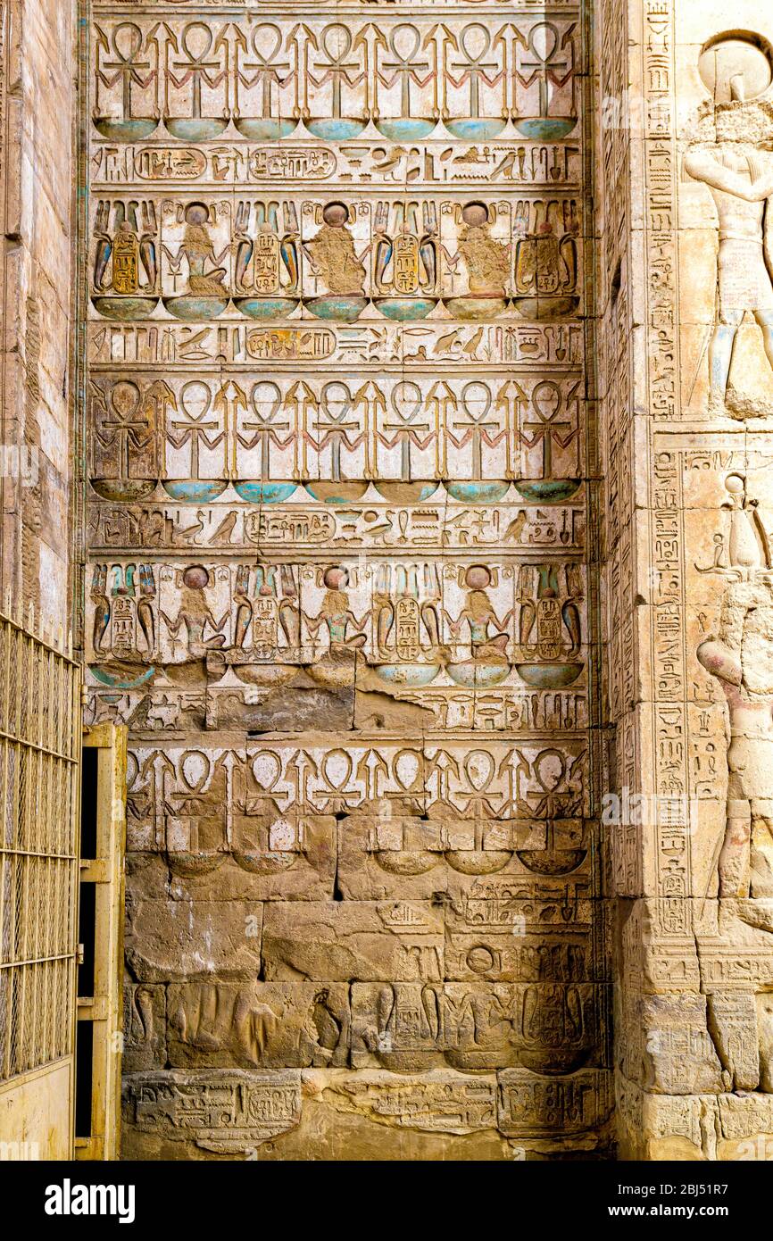 Hieroglyphen auf dem Inneren des Tores von Ptolemäus III Euergetes, Eingang zum Tempel von Khonsu im Karnak Temple Complex Stockfoto