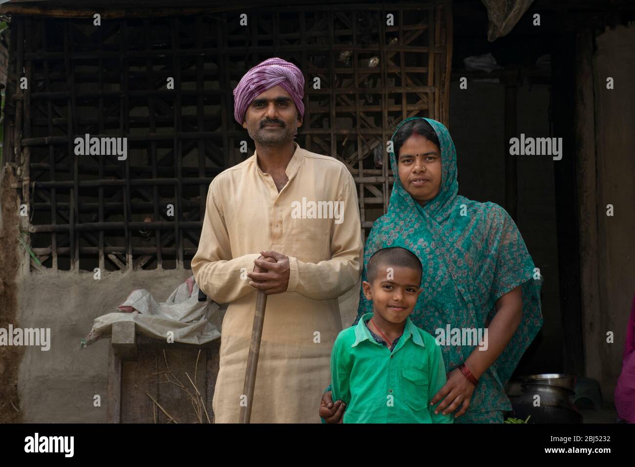 Porträt der indischen ländlichen Familie lächelnd Stockfoto