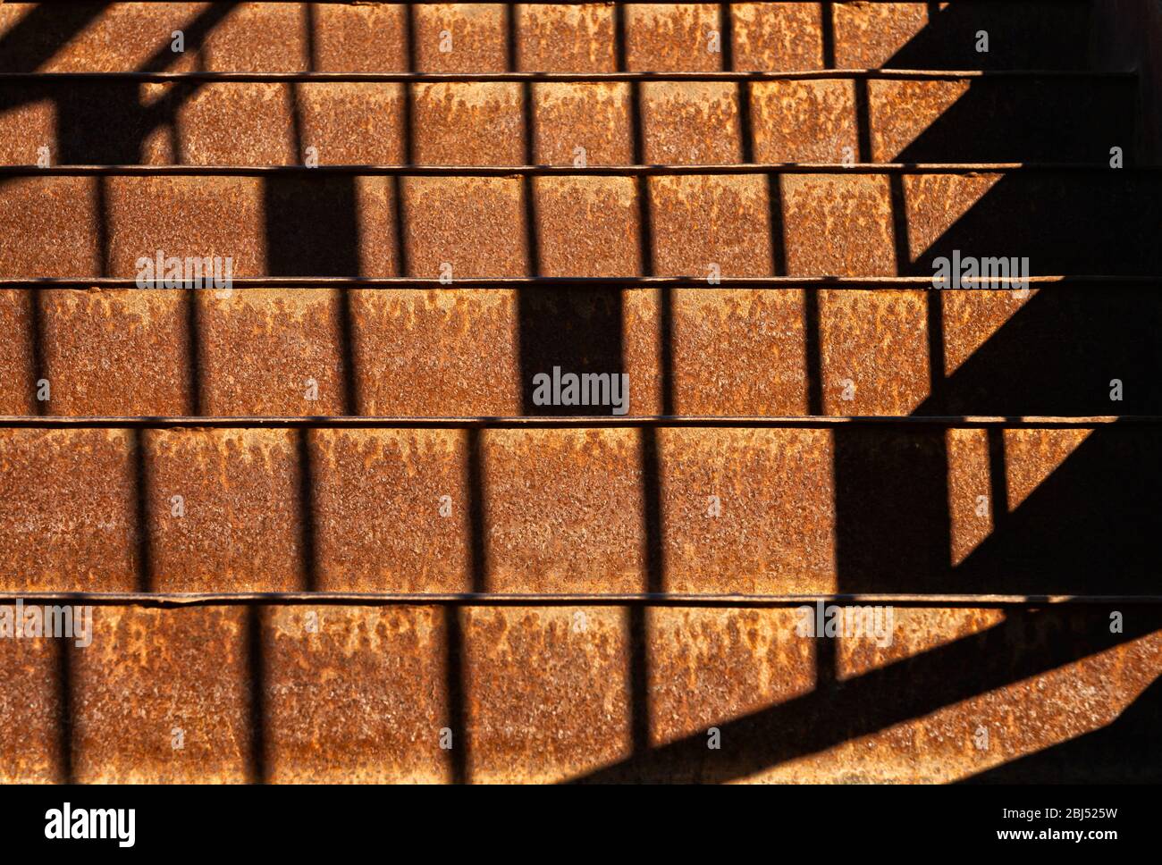 Hintergrund Textur aus alten rostigen Korrosion Eisen Treppe. Selektiver Fokus Stockfoto