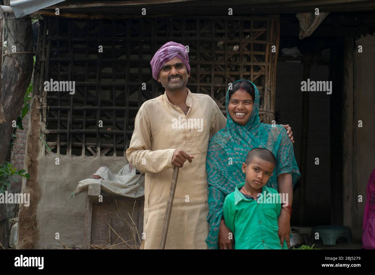 Porträt der indischen ländlichen Familie lächelnd Stockfoto