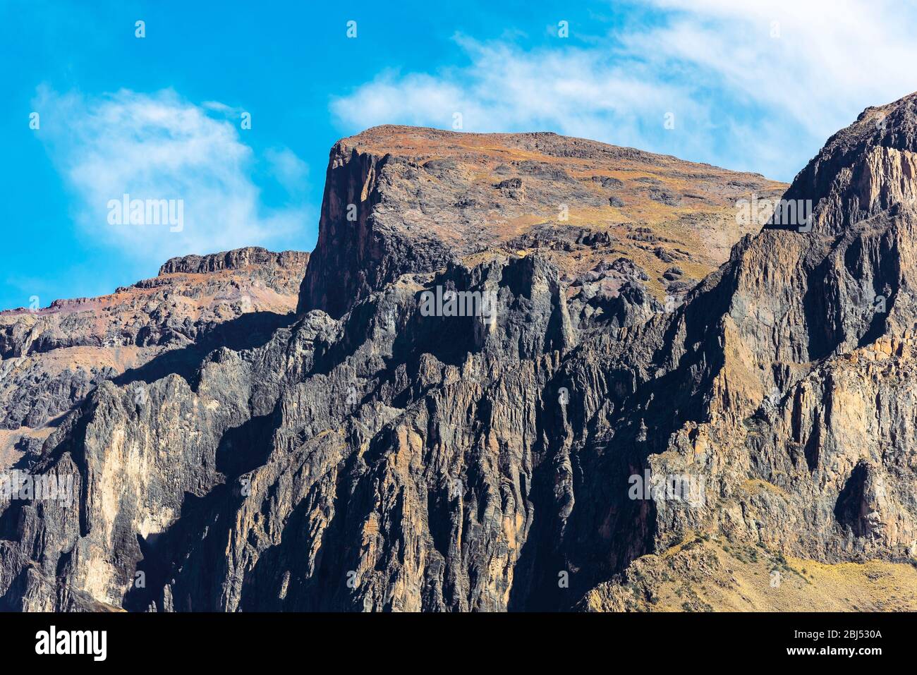 Landschaft der Anden Bergspitzen am Condor's Cross Vogelbeobachtungs-Aussichtspunkt, Colca Canyon, Arequipa, Peru. Stockfoto