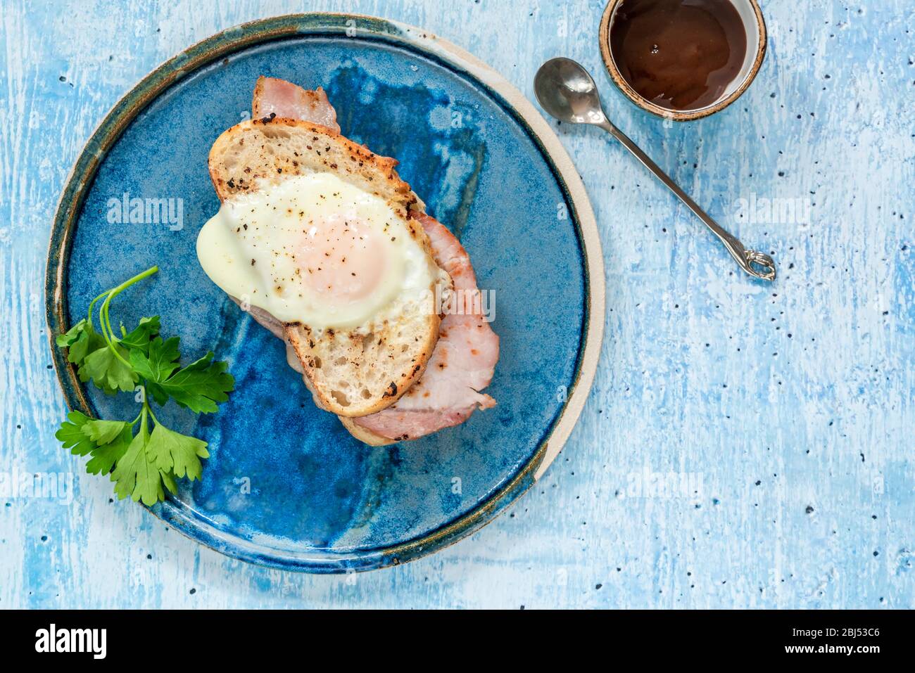 Ei-im-Loch-Sandwich mit Speck - Blick von oben Stockfoto