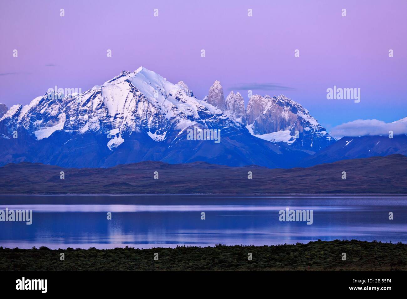 Morgendämmerung über dem Sarimento See im Torres del Paine Nationalpark, mit Türmen, in Patagonien Chile. Stockfoto