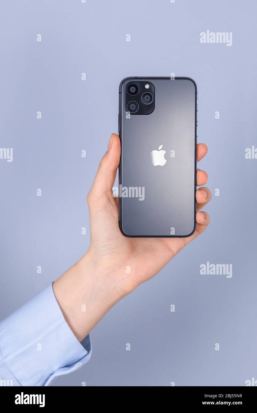 Galati, Rumänien, März, 18, 2020: Neues iPhone 11 Pro. IPhone 11 Pro ist ein Smartphone von Apple Inc. Hand halten Raum grau Smartphone zurück vie entwickelt Stockfoto