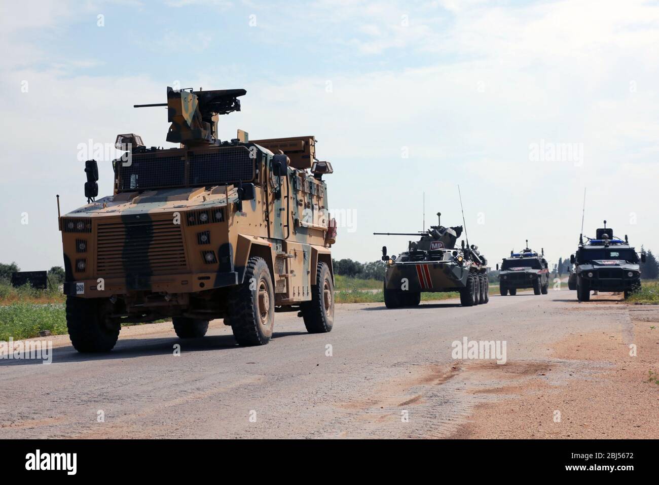 Idlib. April 2020. Militärfahrzeuge werden während einer türkisch-russischen Landpatrouille auf der M-4-Autobahn in der nordwestlichen Provinz Idlib in Syrien am 28. April 2020 gesehen. Türkische und russische Truppen hielten am Dienstag ihre sechste gemeinsame Patrouille entlang der wichtigen M-4-Autobahn in der nordwestlichen Idlib-Provinz von Syrien ab, sagte das türkische Verteidigungsministerium. Kredit: Xinhua/Alamy Live News Kredit: Xinhua/Alamy Live News Stockfoto