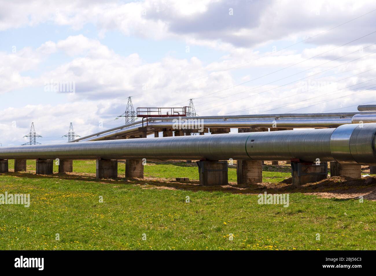 Industrielle Gasleitung, die Energie für eine chemische Anlage liefert Stockfoto
