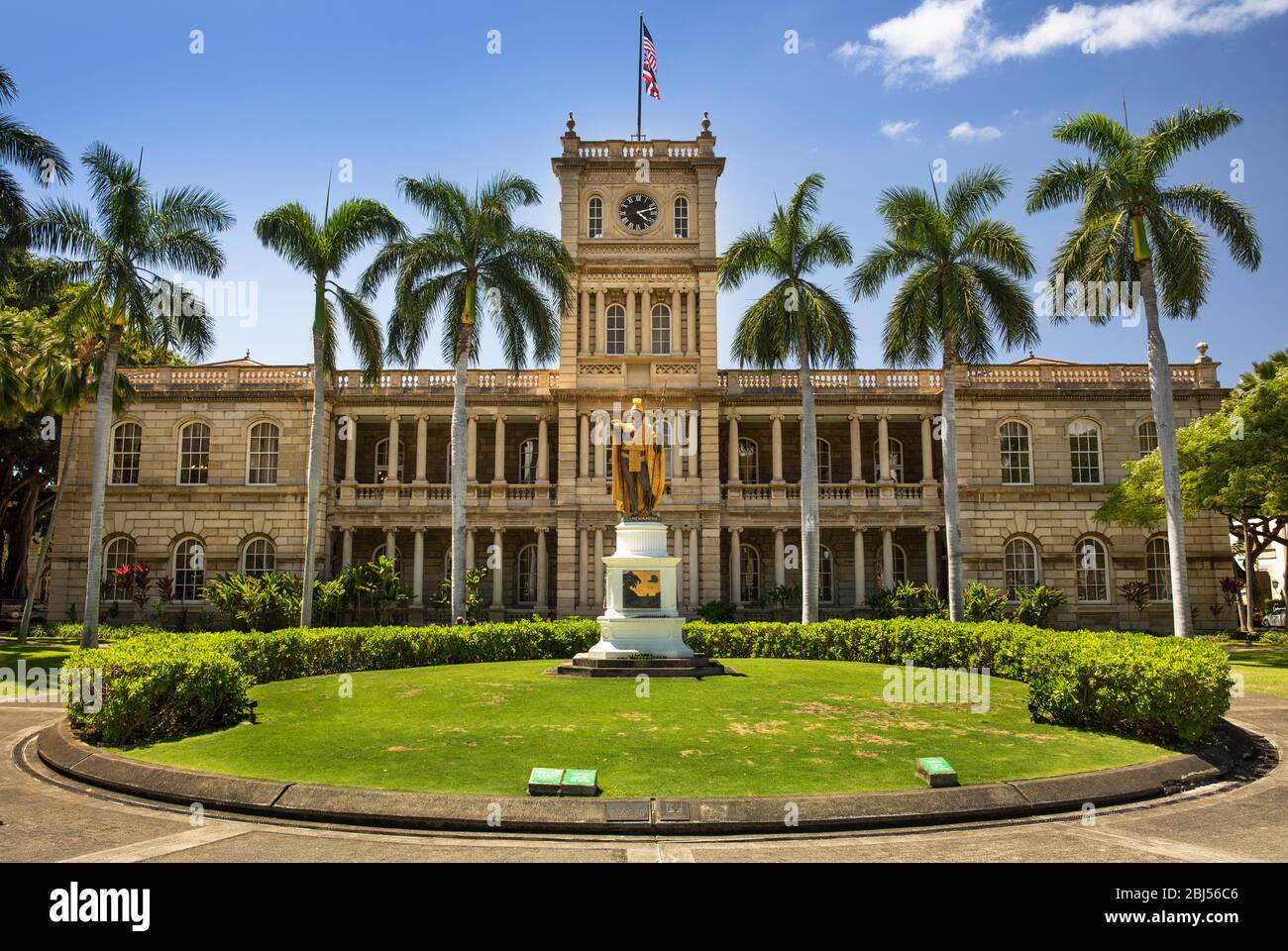 König Kamehameha Statue vor Aliiolani Hale (Hawaii State Supreme Court), Honolulu, Oahu, Hawaii, USA Stockfoto