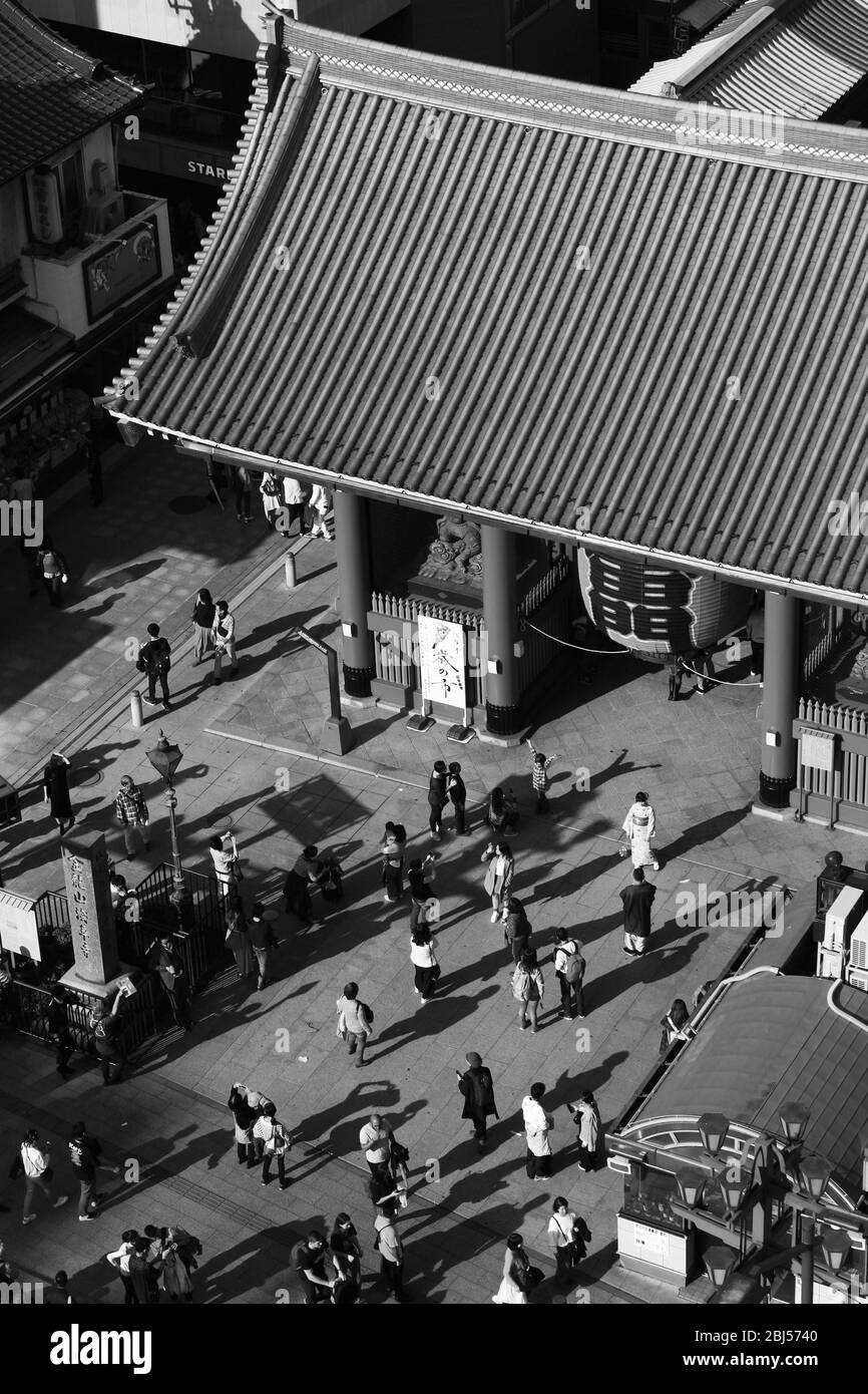 Landschaft des Asakusa Sensoji Temple, eine berühmte Touristenattraktion in Tokio, die mit vielen Menschen überfüllt ist Stockfoto