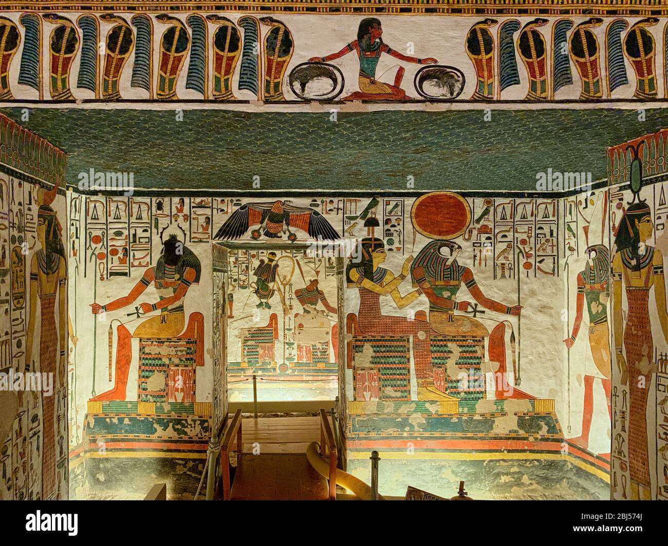 Farbenfrohe Reliefs an der Wand des Vestibül in QV66, dem Grab von Nefertari Stockfoto