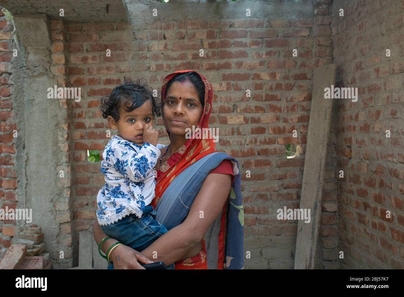 Mutter und Tochter im ländlichen Dorf Stockfoto