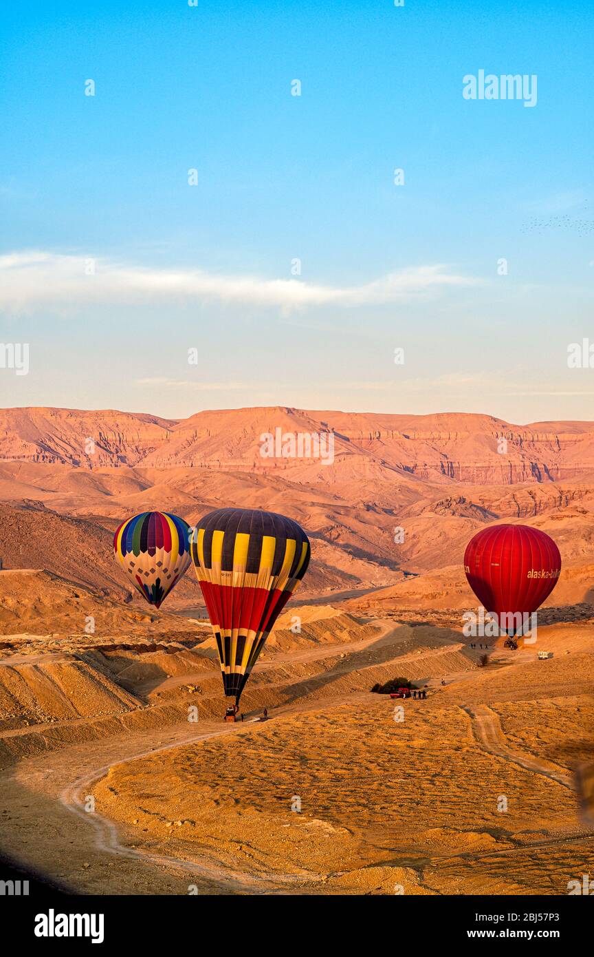 Heißluftballons landen in der Wüste um das Tal der Könige nach einem frühen Morgenflug Stockfoto