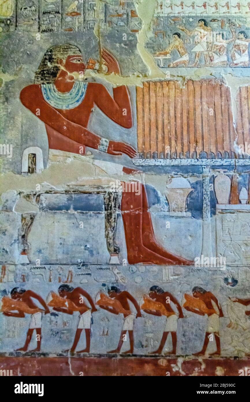 Bunte Reliefs von Mehu präsentieren den Göttern verschiedene Opfergaben Stockfoto