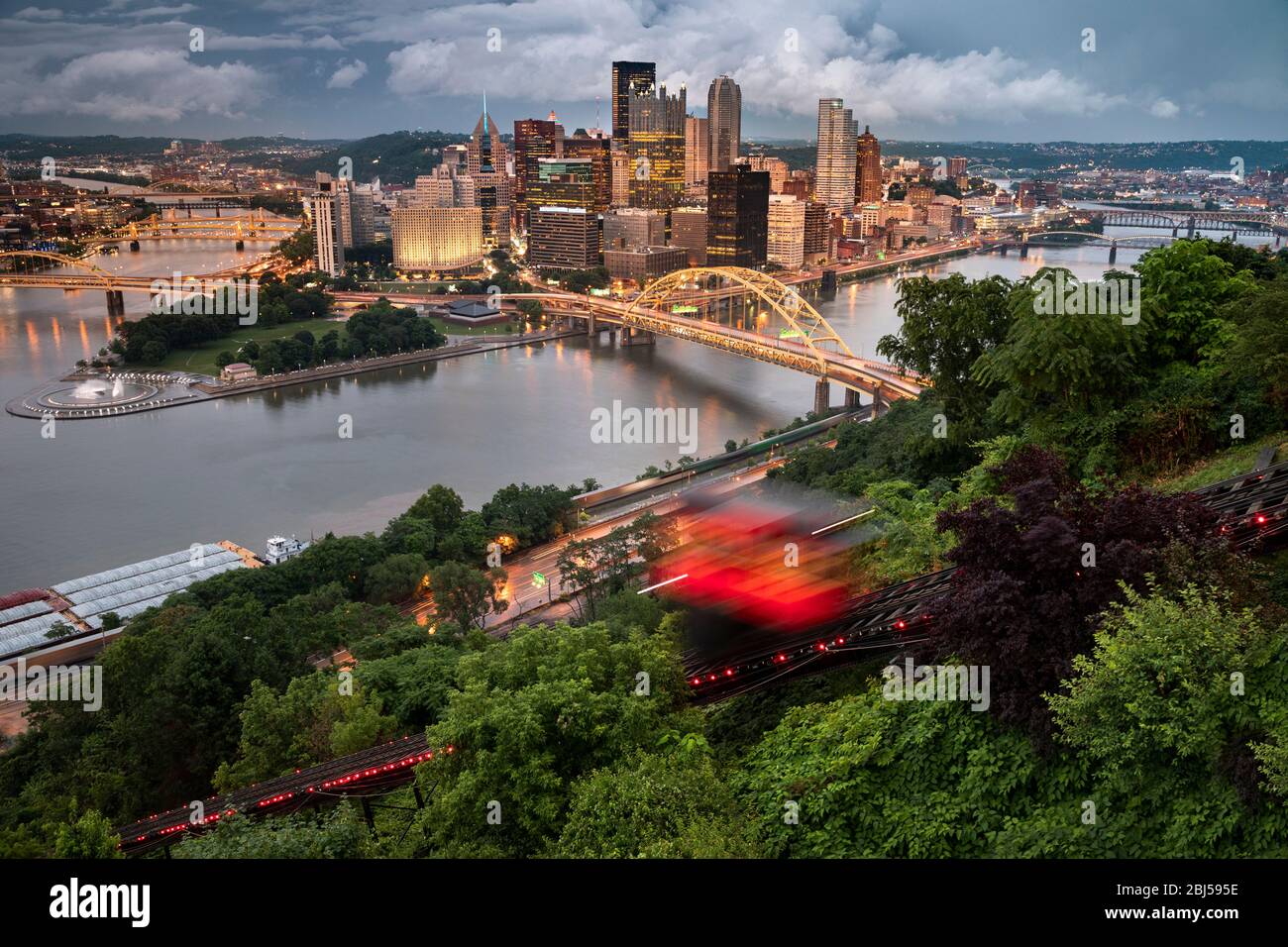 Blick auf die Pittsburgh City Landscape mit der Duquesne Steigung über den Monongahela und Allegheny River Stockfoto
