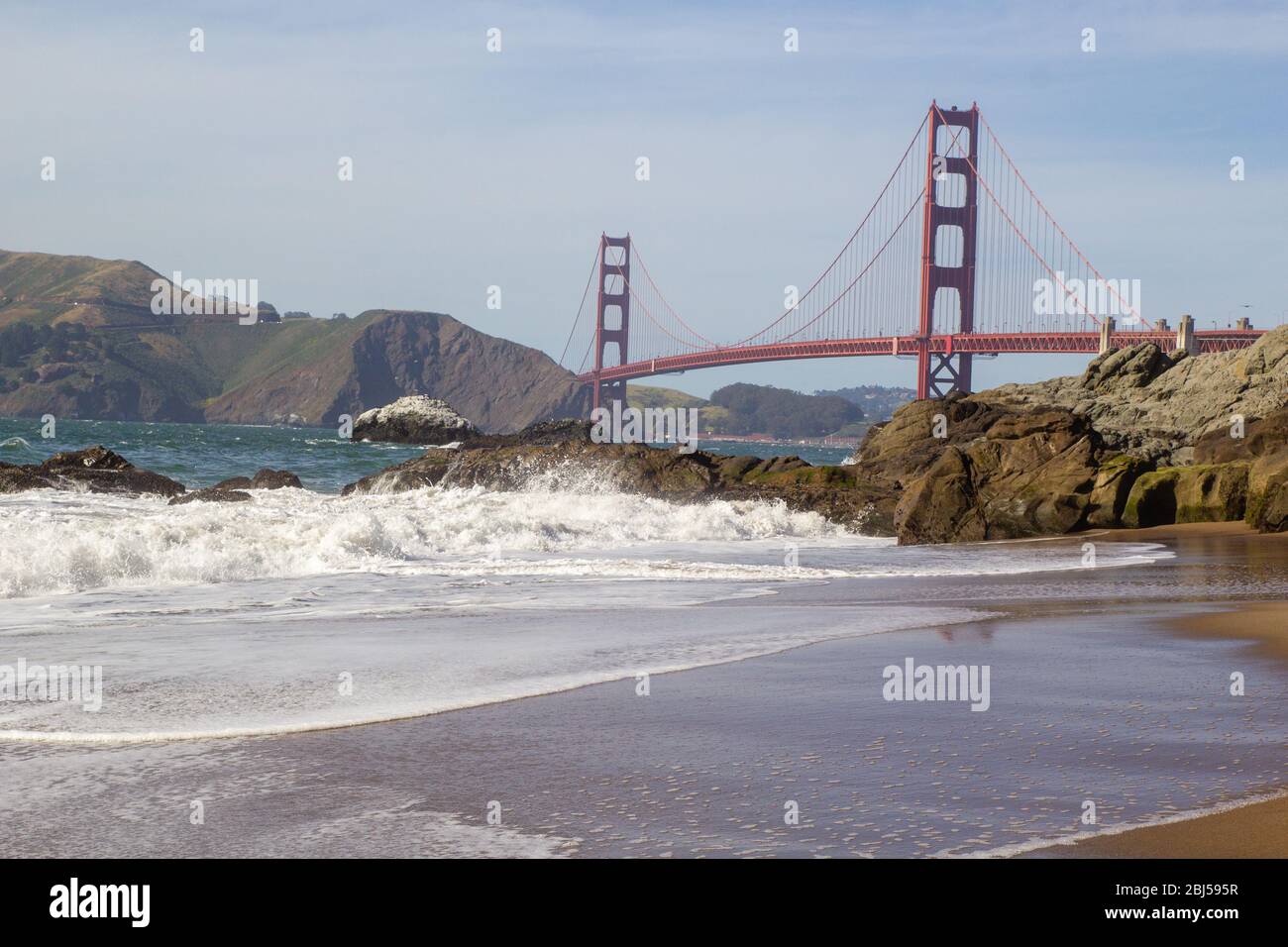 Panorama der Golden Gate Bridge Blick von Baker Beach mit brechenden Wellen des Pazifischen Ozeans. Touristisches Ziel in Kalifornien Stockfoto