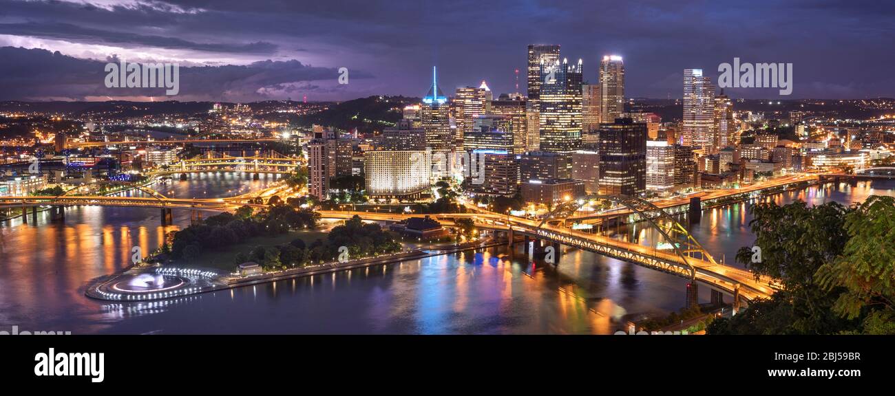 Blick auf die Stadt Pittsburgh über den Monongahela und den Allegheny River Stockfoto