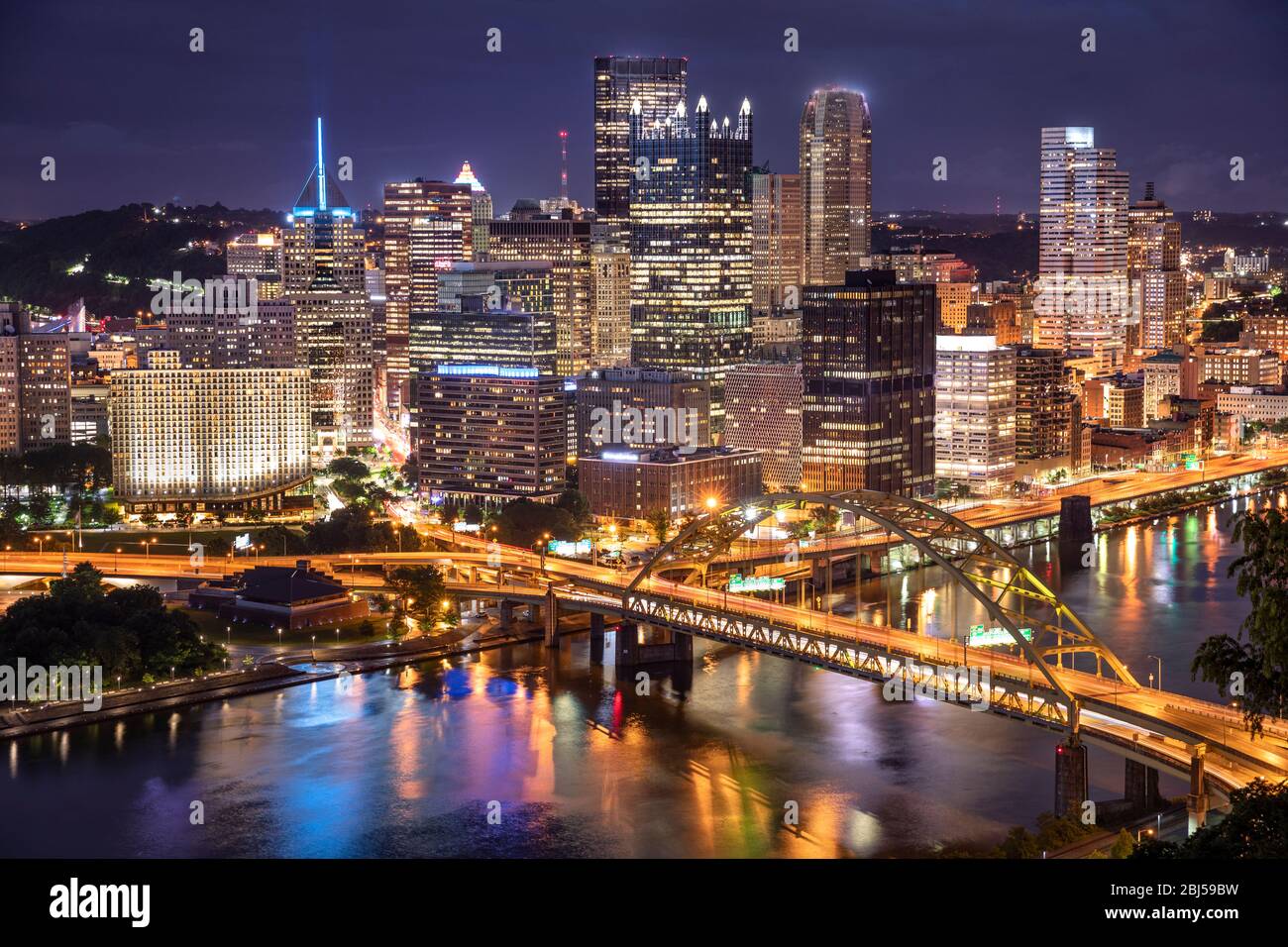 Blick auf die Stadt Pittsburgh über den Monongahela und den Allegheny River Stockfoto
