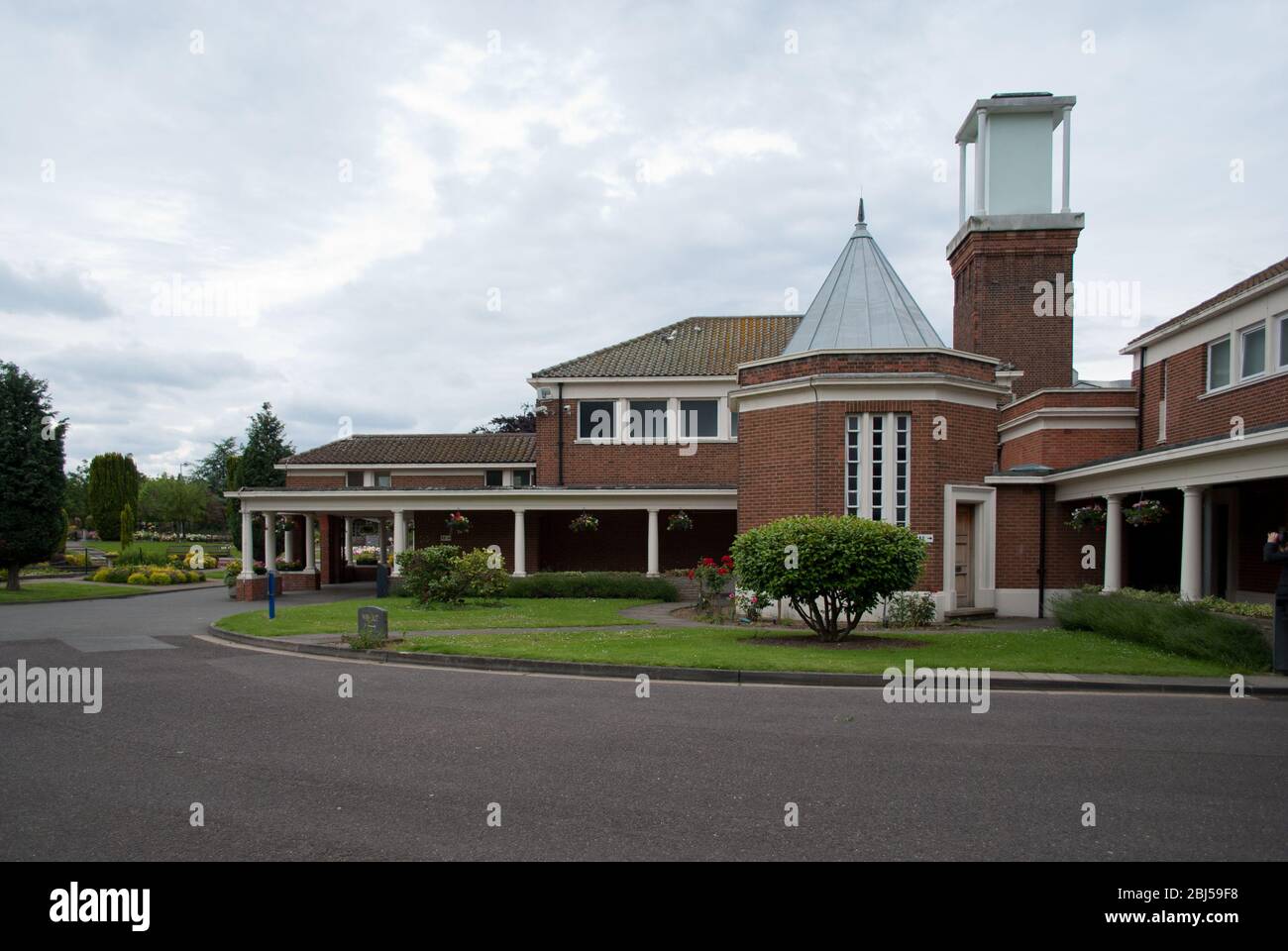 Architektur der 1950er Jahre South Essex Crematorium, Ockendon Road, Upminster, London, RM14 von Local Authority Architects Stockfoto